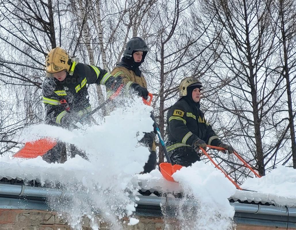 Костромские пожарные помогают очищать крыши соцобъектов от снега и наледи