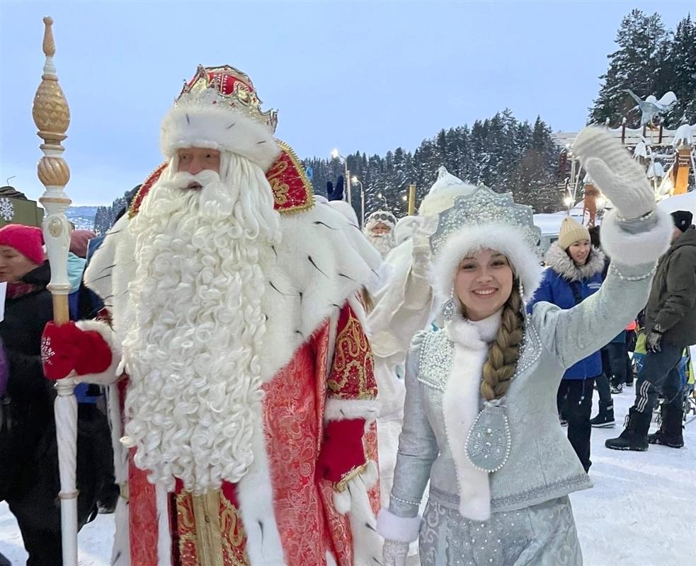Российский Дед Мороз и Снегурочка зажгут огни на главной елке Костромы 28 декабря 