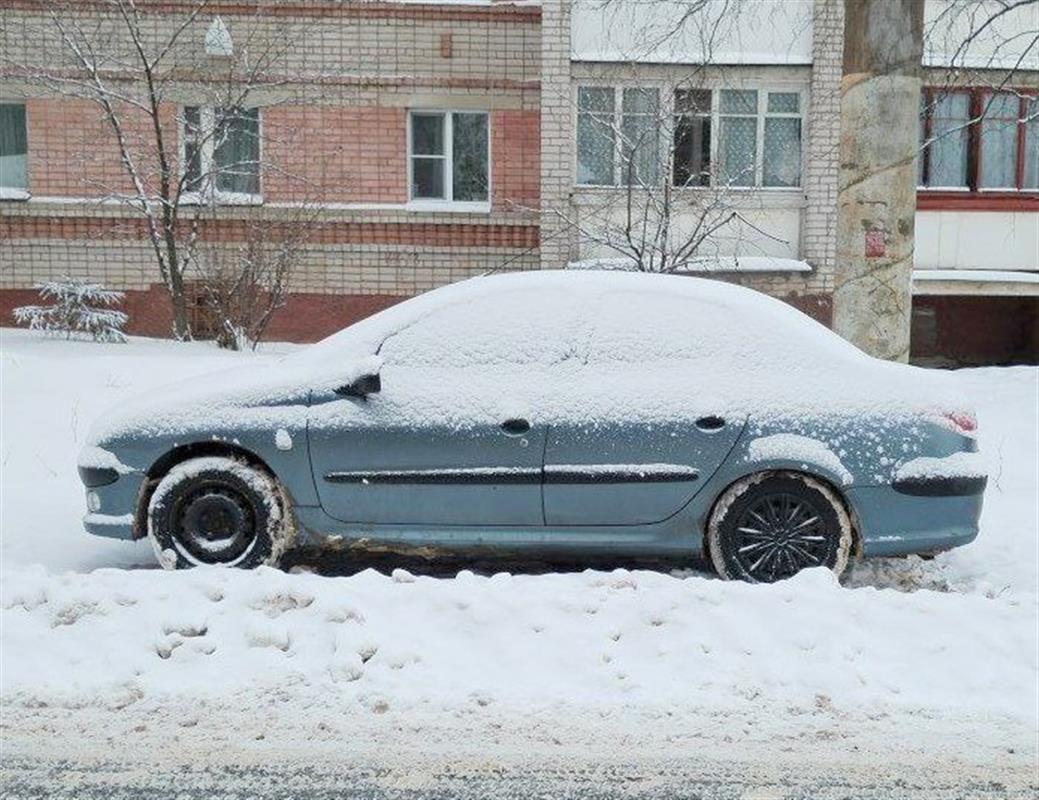 В Костроме разыскивают владельцев автомобилей, мешающих уборке снега на городских улицах