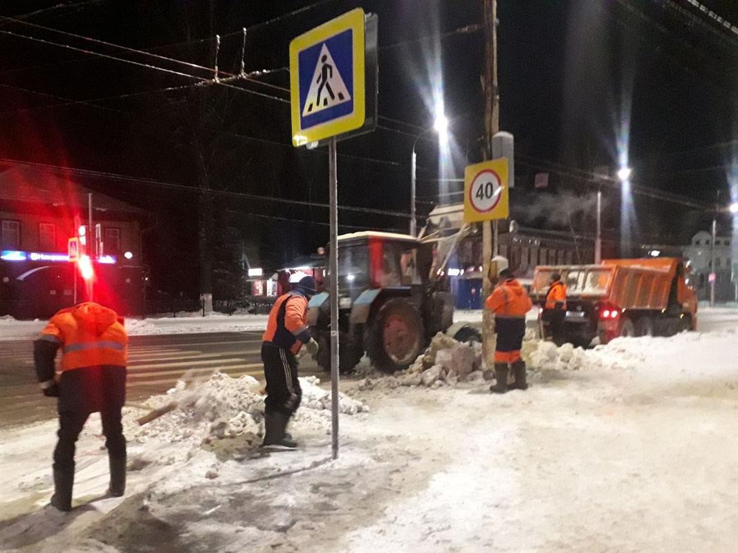 В Костроме вывозят снег с улиц и проводят противогололедную обработку тротуаров