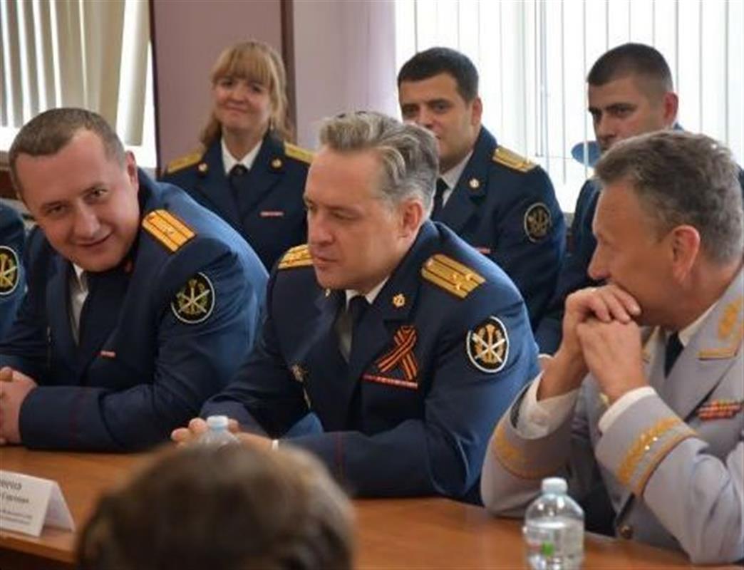В костромском УФСИН за «круглым столом» встретились три поколения офицеров
