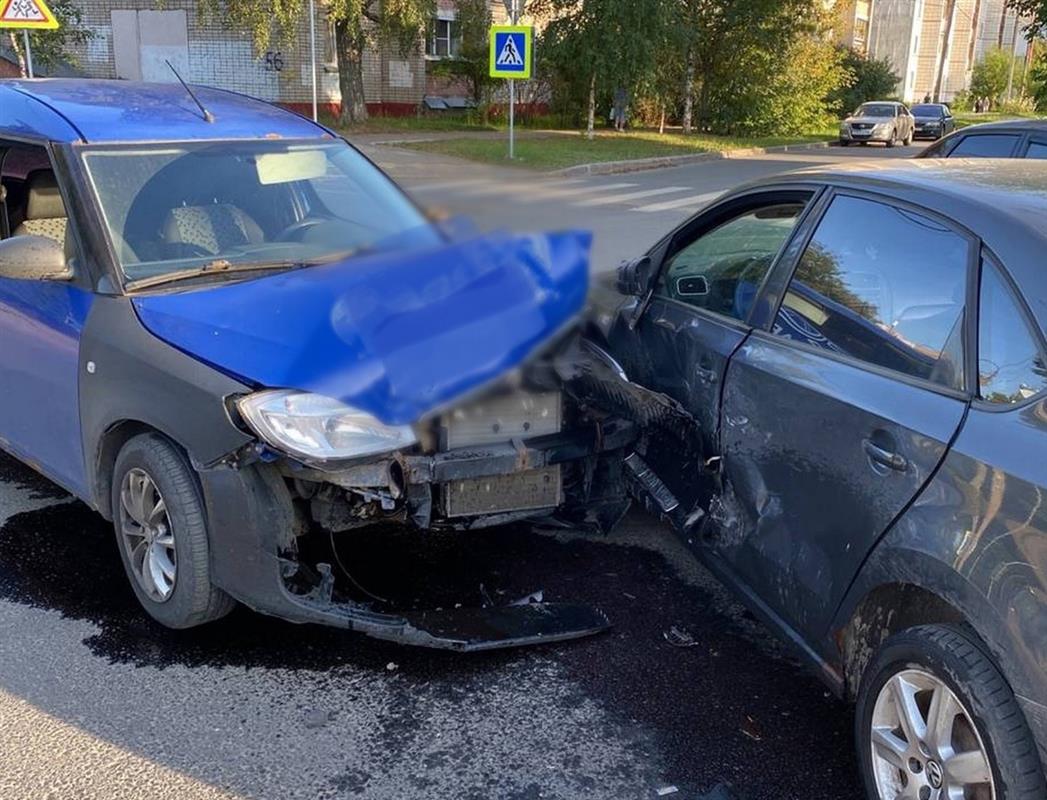 В Костроме не поделили дорогу две иномарки: пострадала пассажир