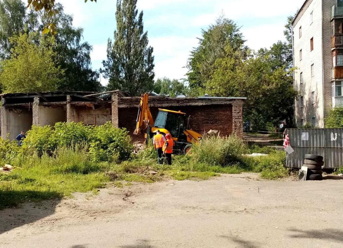 Костромские дворы продолжают очищать от аварийных хозпостроек