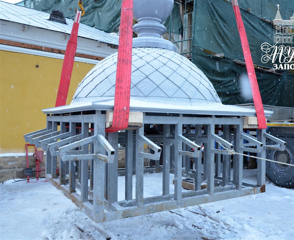 На пожарную каланчу в Костроме установили новый купол со шпилем