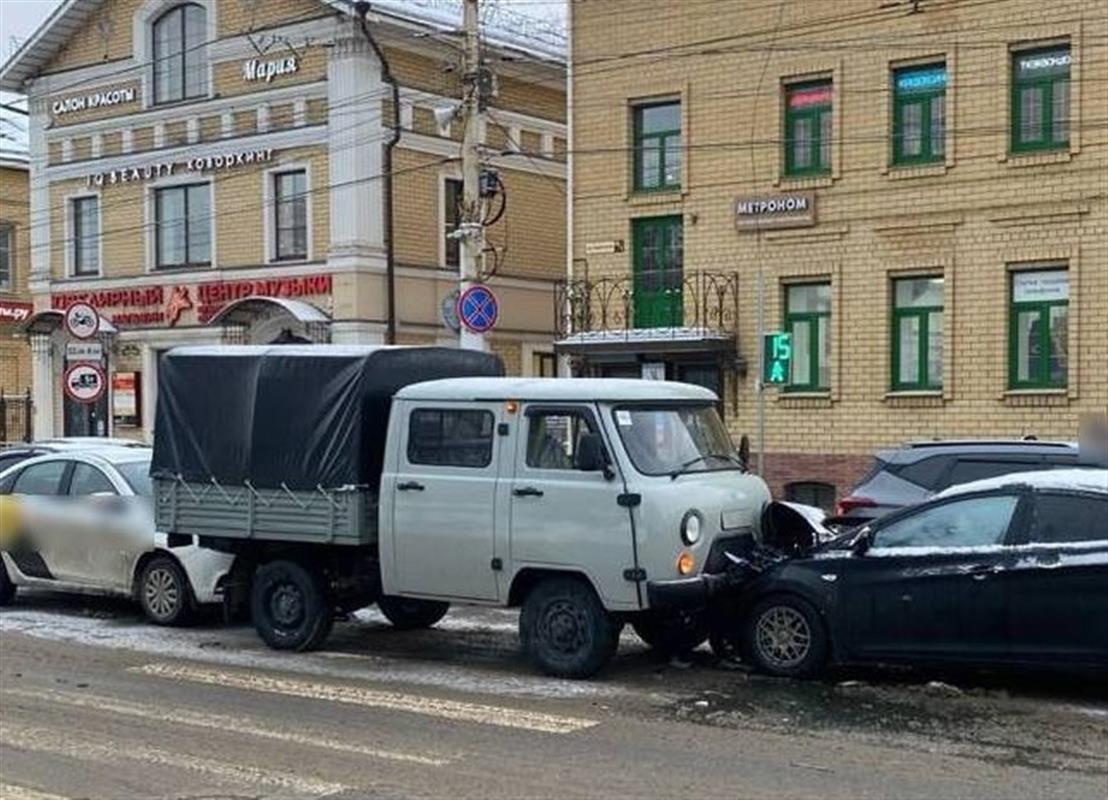 Причиной ДТП с тремя автомобилями в Костроме стал выезд на «встречку»