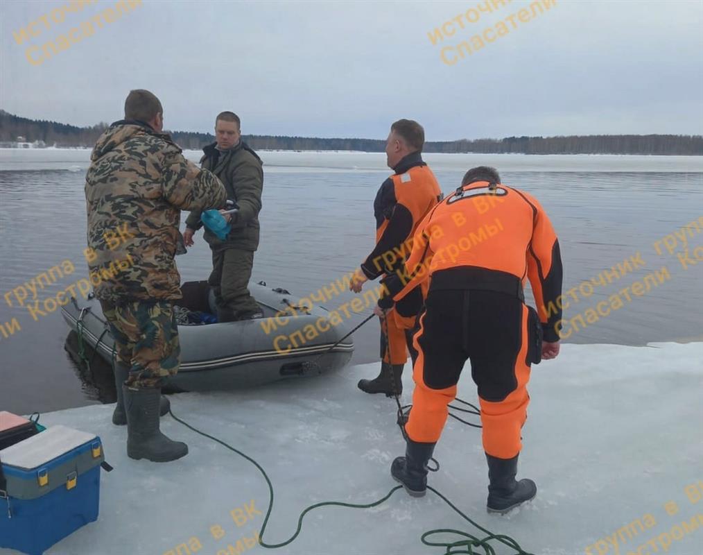 Дрейфующих на льдине костромских рыбаков спасли