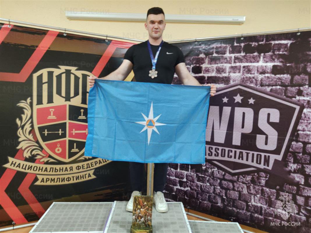 Сотрудник МЧС из Костромы одержал двойную победу в турнире по силовым видам спорта