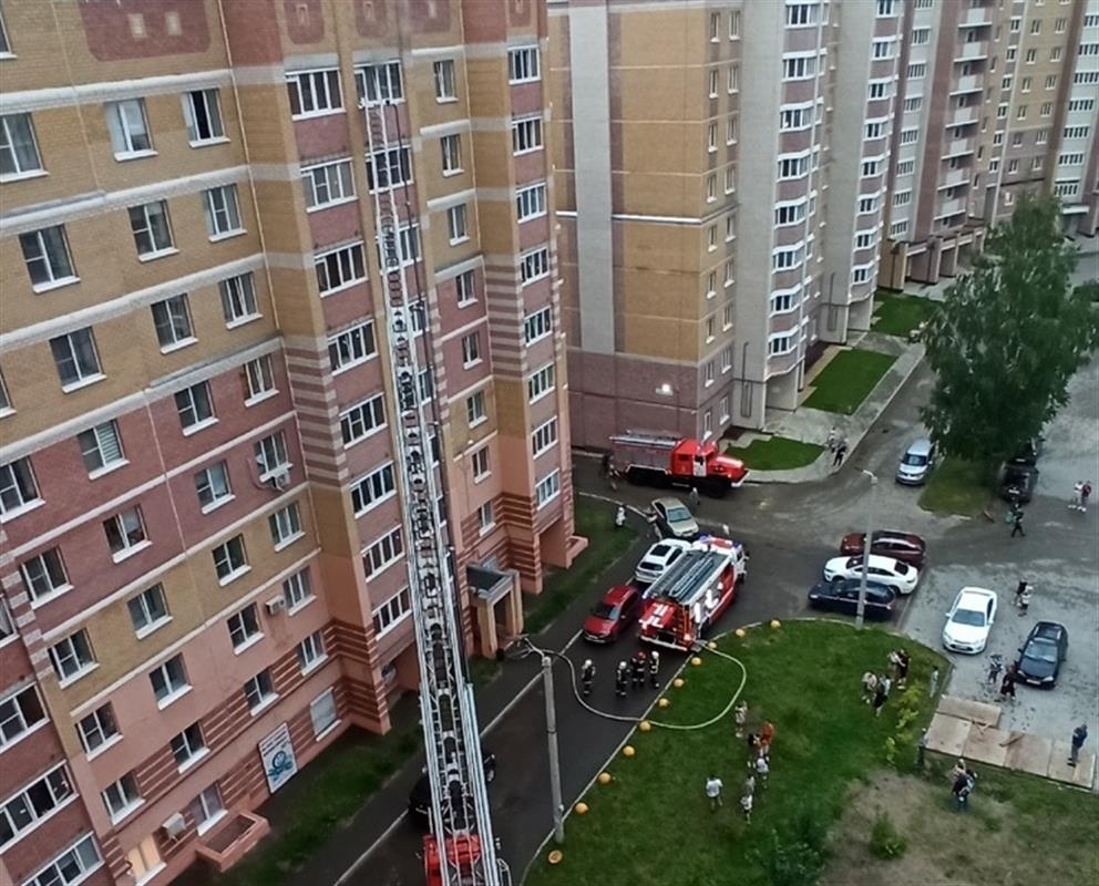 Во время пожара в костромской многоэтажке сотрудники МЧС спасли 7 человек