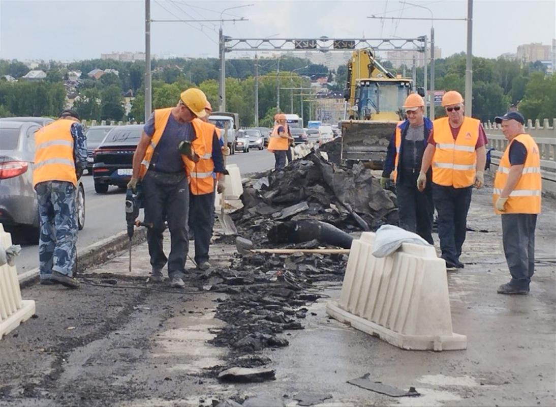 На мосту через Волгу в Костроме подрядчик снимает старый асфальт и гидроизоляцию