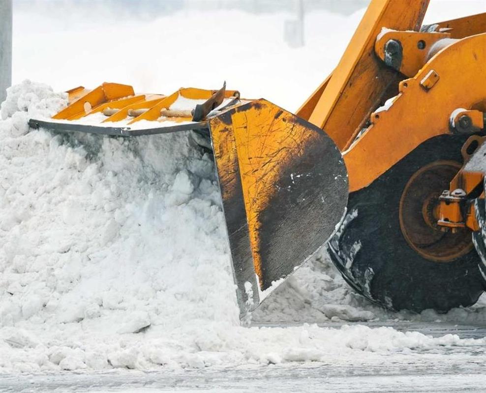 Дорожники в Костроме очищают тротуары от снега
