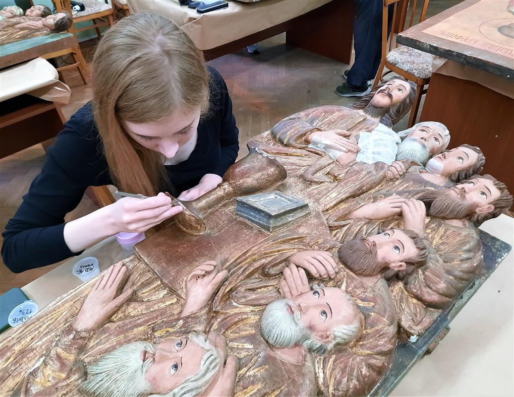 В Костроме студенты московских вузов восстанавливают музейные экспонаты