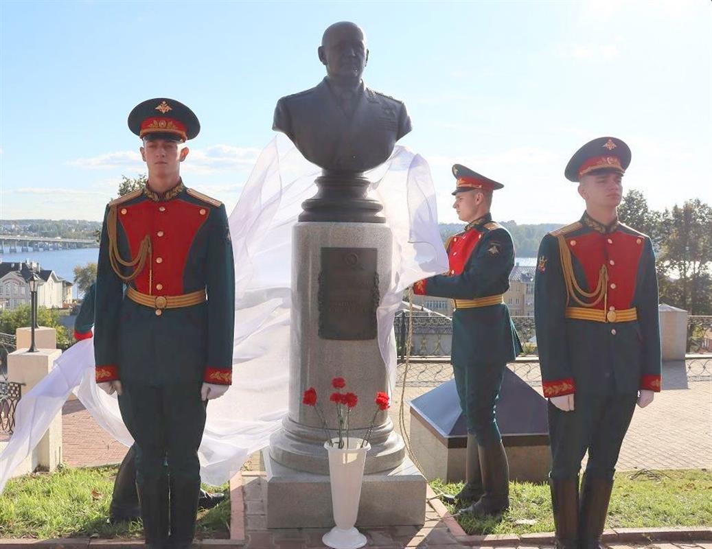 В Костроме установили памятник Герою России Игорю Кириллову
