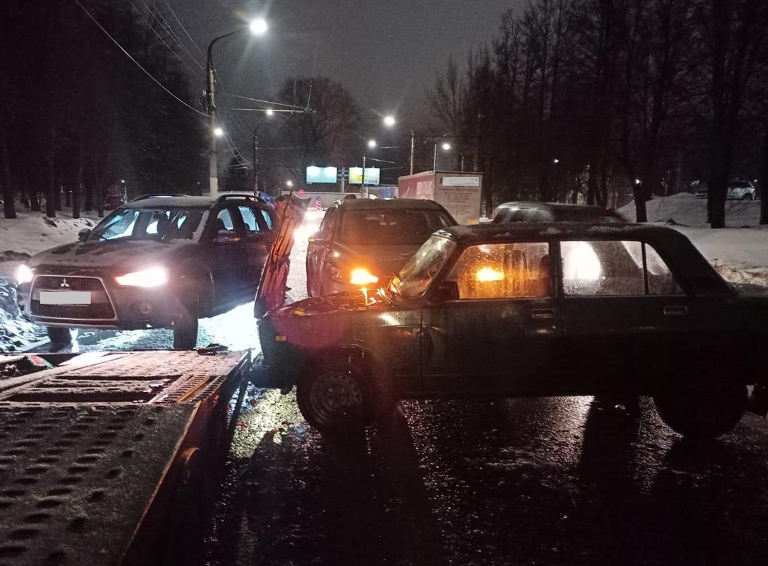 В Костроме 75-летний водитель автомобиля «ВАЗ» въехал в «Мерседес»