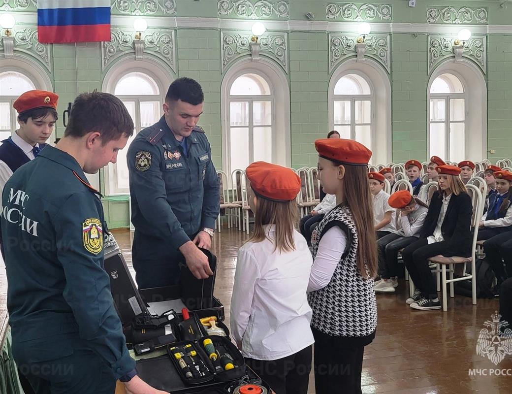 В Костроме юные спасатели познакомились с профессией дознавателя МЧС России