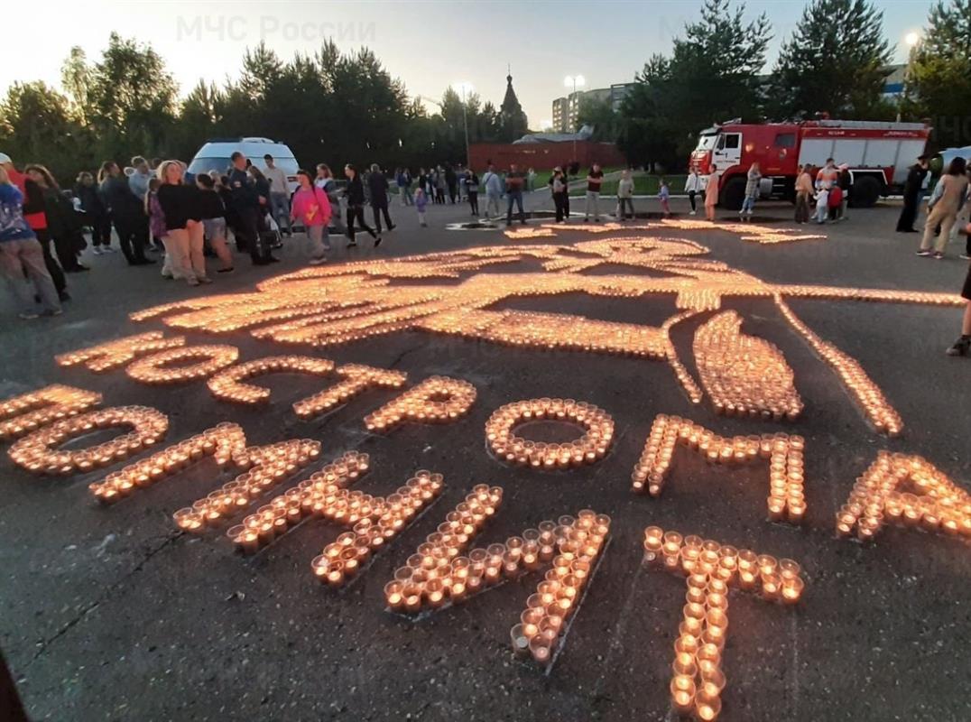 «Огненные картины войны»: инсталляцию из 1418 свечей зажгли в костромском парке Победы 