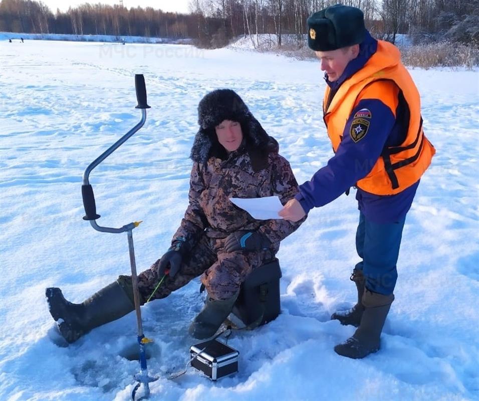 Инспекторы ГИМС патрулируют места массового выхода костромичей на лёд 