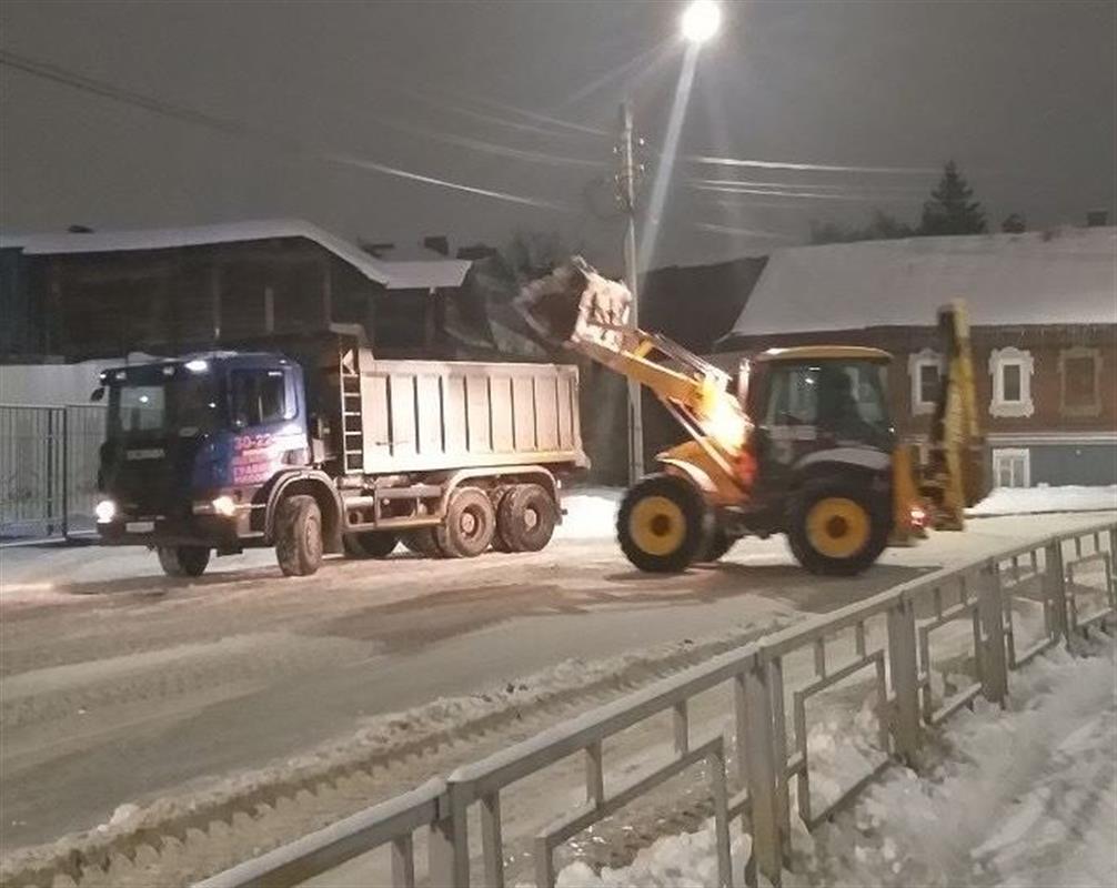 Дорожные службы чистят улицы Костромы после снегопада