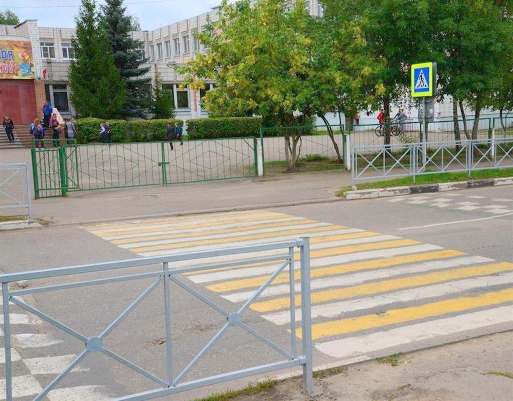 К началу нового учебного года в Костроме обновляют пешеходные переходы вблизи школ