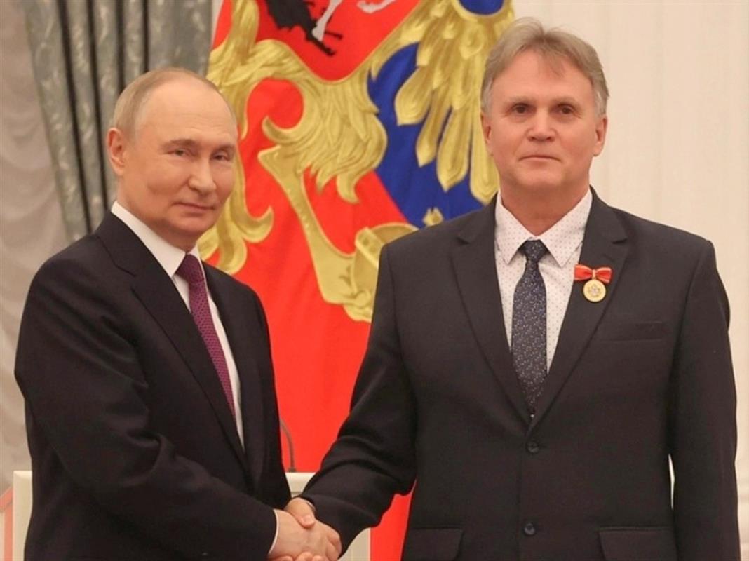 Президент Владимир Путин вручил знак отличия директору костромской школы 
