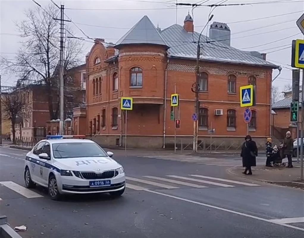 Автобус сбил женщину на пешеходном переходе в Костроме