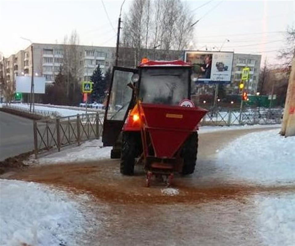 Костромские улицы чистят от снега и обрабатывают от наледи