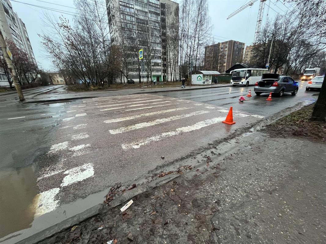 В Костроме водитель легкового автомобиля сбил на переходе 17-летнего подростка
