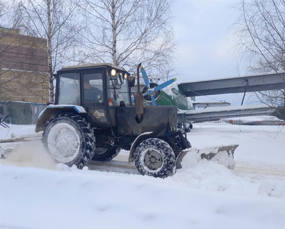 Дороги в Костроме продолжают чистить после снегопада