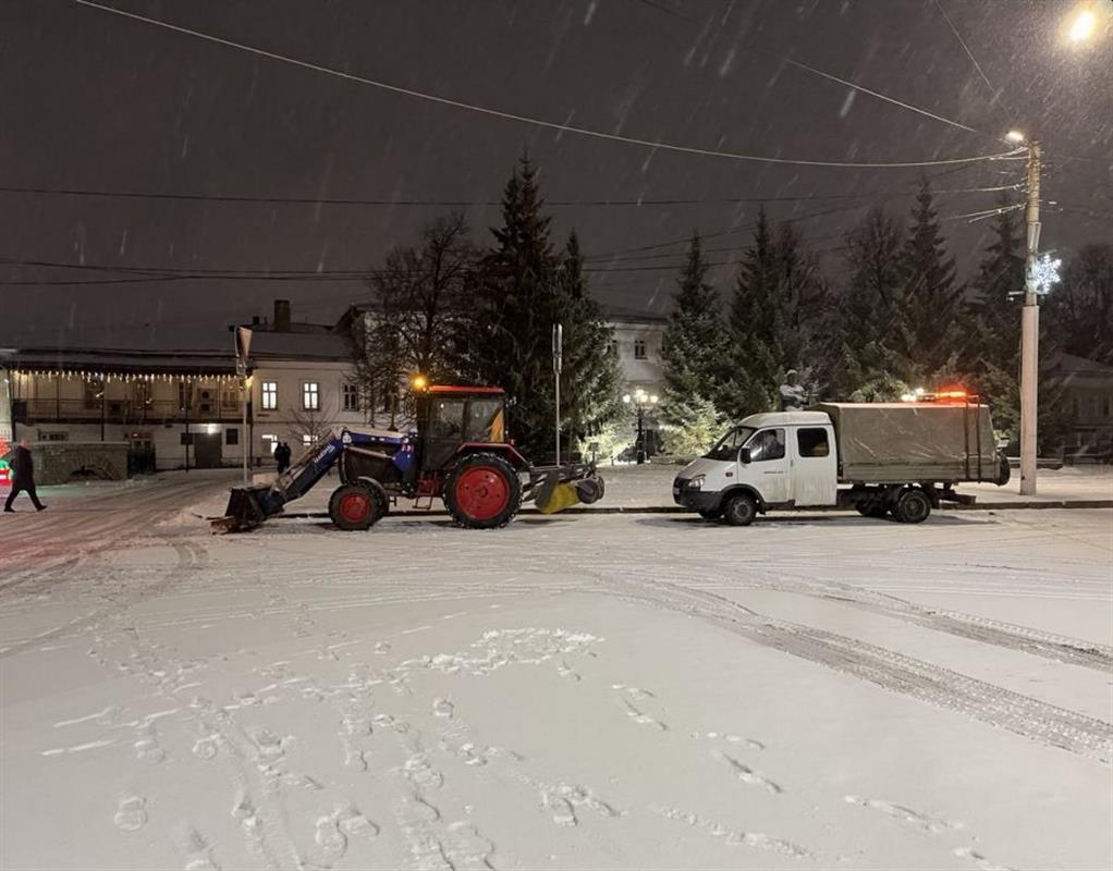 На улицах Костромы устраняют последствия снегопада 