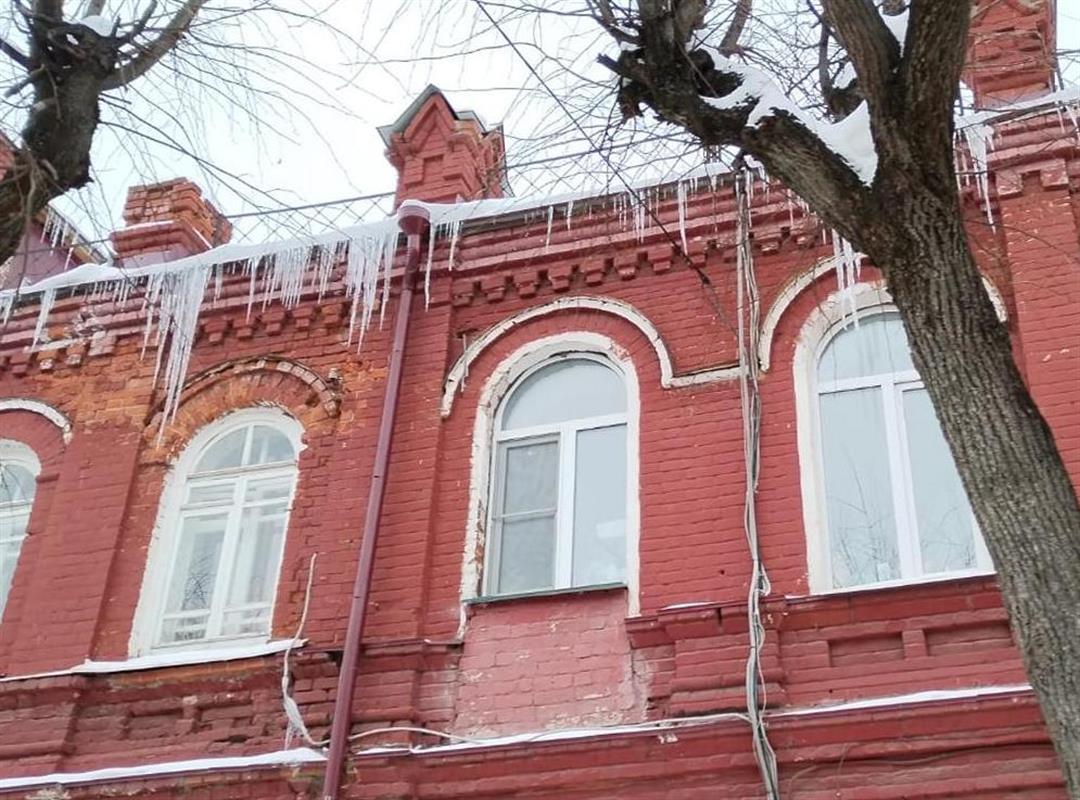 В Костроме усилен контроль за содержанием крыш домов и зданий
