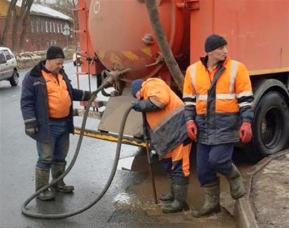 В Костроме ведутся работы по отведению воды с проезжей части дорог
