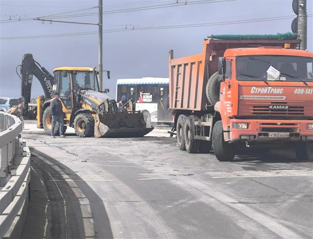 На ремонтируемой половине костромского моста началась укладка верхнего слоя асфальта
