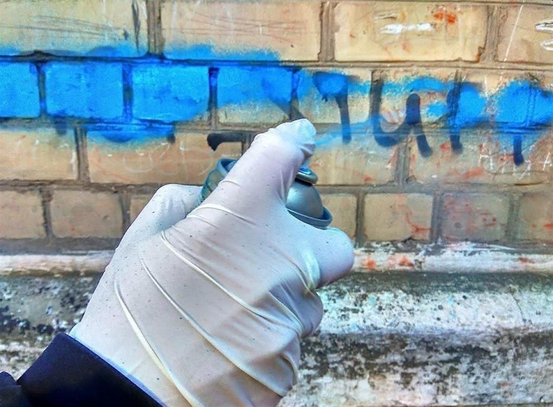 «Народный инспектор» помогает убирать незаконные надписи с заборов в Костроме
