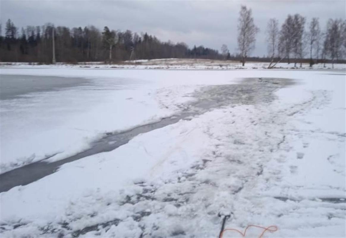 Еще для одного костромича рыбалка закончилась купанием в ледяной воде