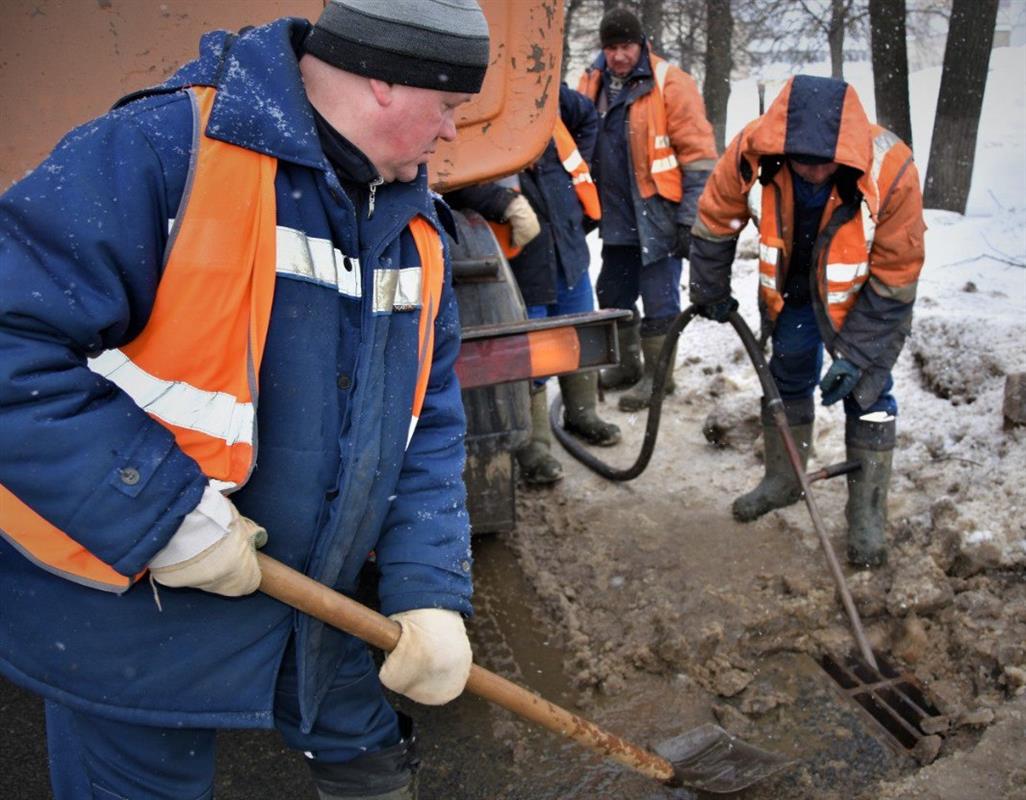 Коммунальные службы предотвращают подтопление костромских дорог