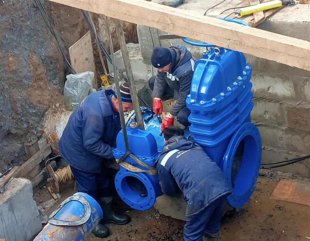 Специалисты «Костромагорводоканала» подключают новый водопровод в посёлке Караваево