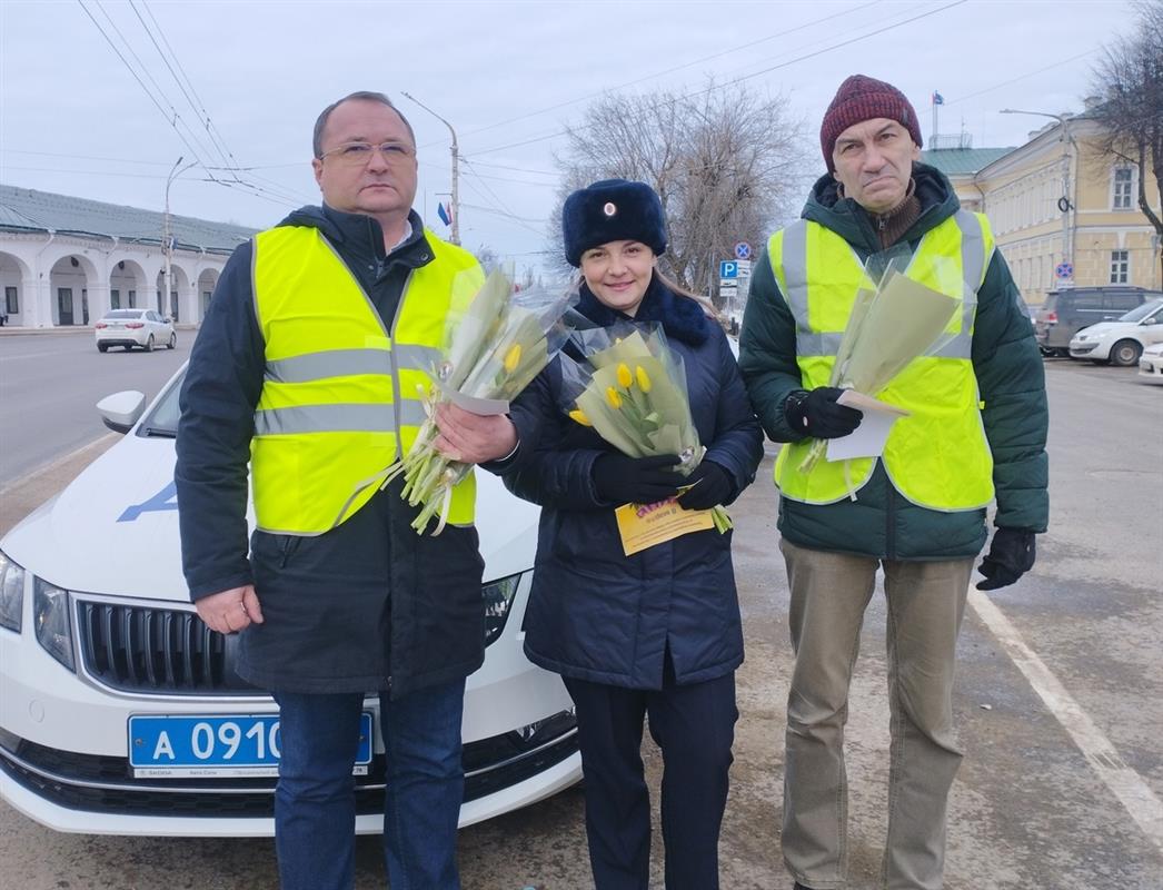 На дорогах Костромы прошла праздничная акция «Цветы для автоледи»
