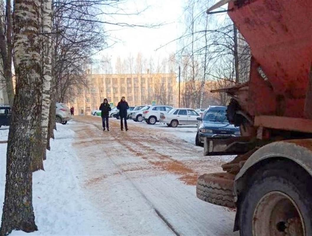 В Костроме усиливают противогололёдную обработку пешеходных зон