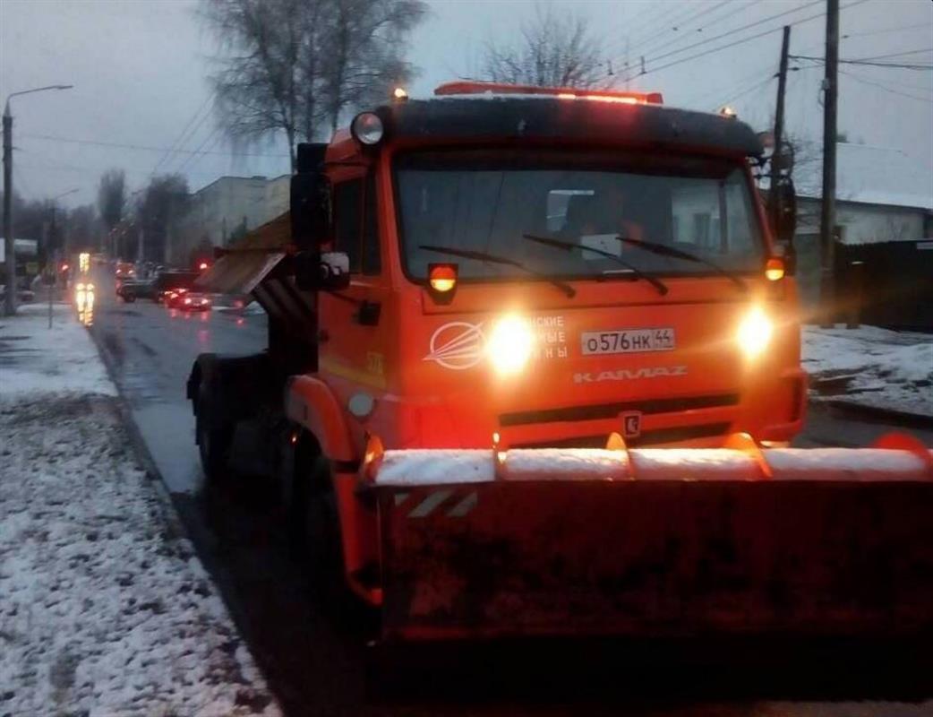Бригады дорожных рабочих чистят улицы Костромы от снега и наледи