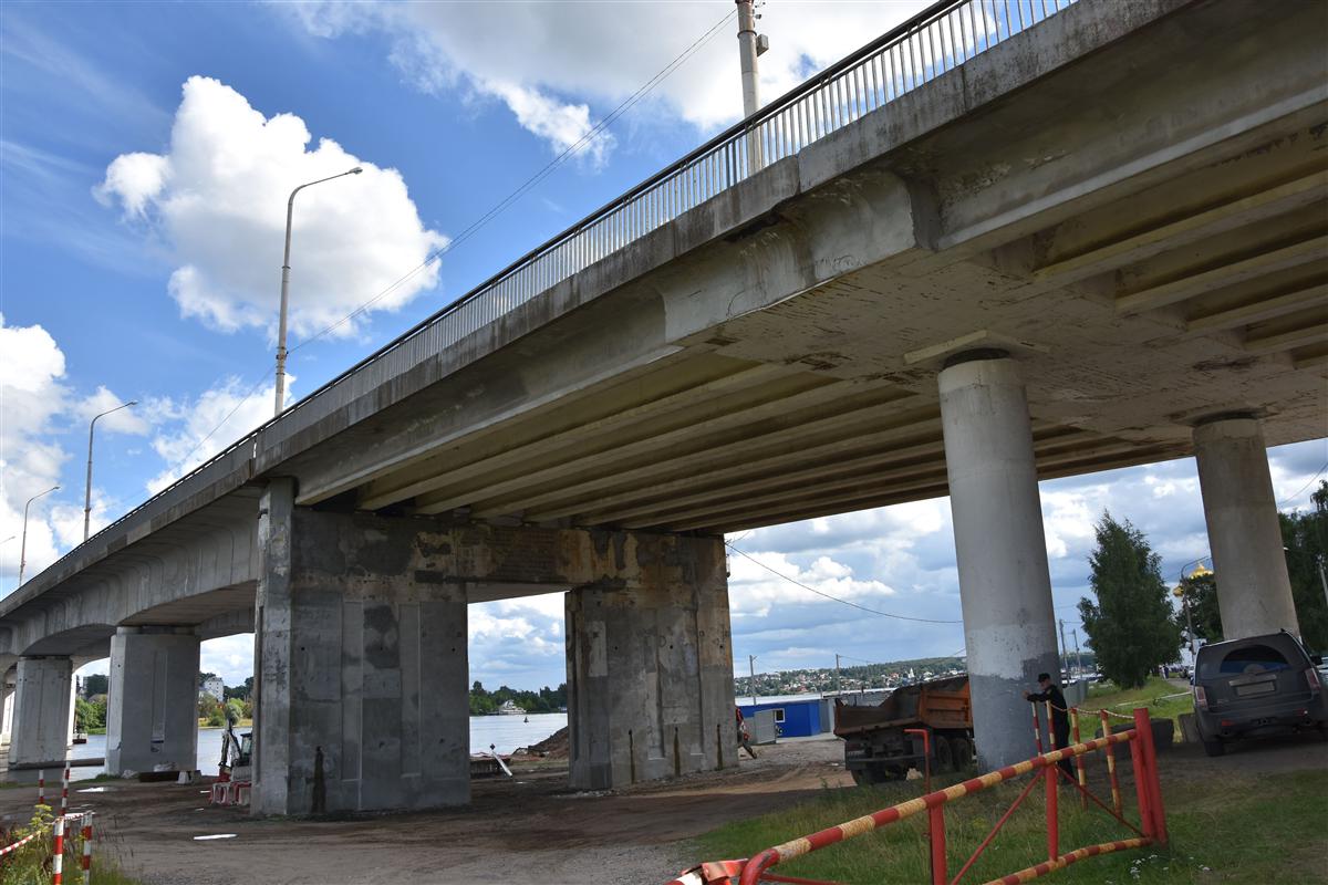 На мосту через реку Кострому начали бетонировать тротуары 