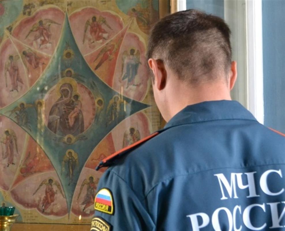 Костромские пожарные приняли участие в молебне перед иконой «Неопалимая Купина»