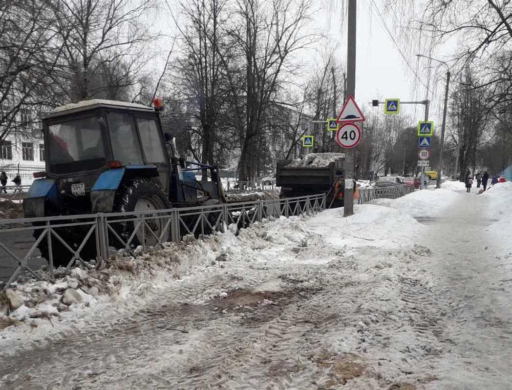 Дорожные службы Костромы устраняют последствия снегопадов