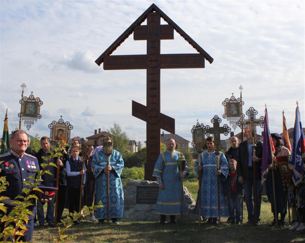 На Святом озере под Костромой освящен поклонный крест в память о воинах-победителях
