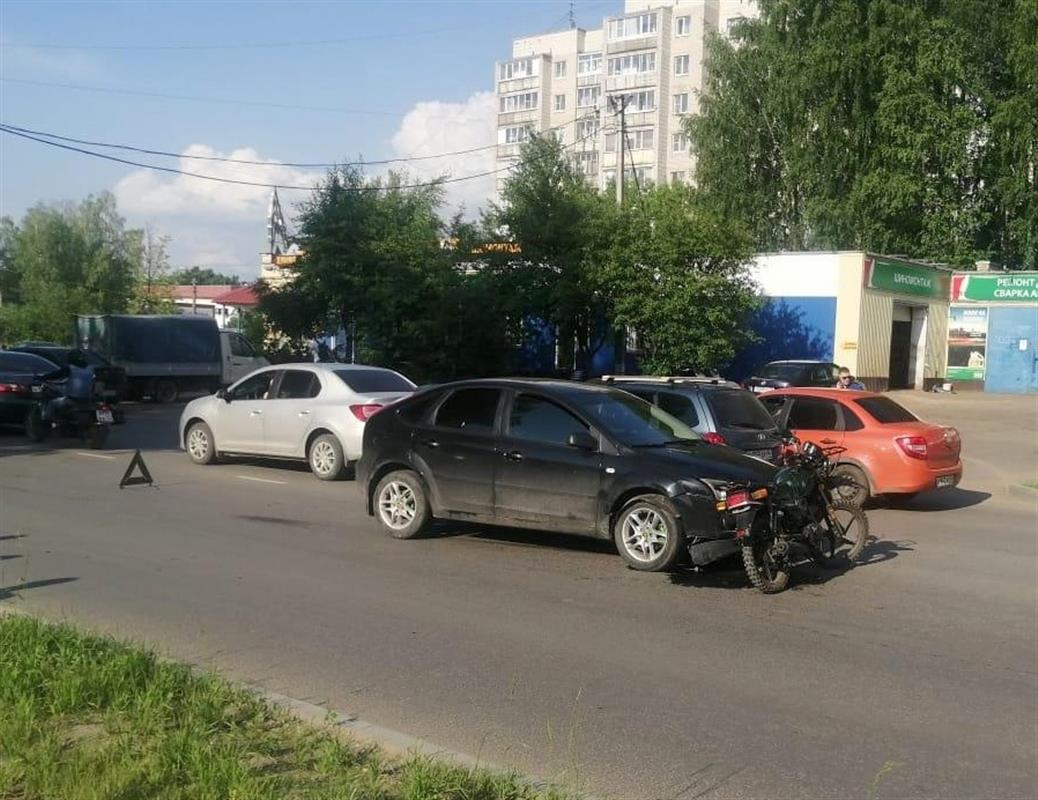 В Костроме столкнулись «иномарка» и мопед: есть пострадавший
