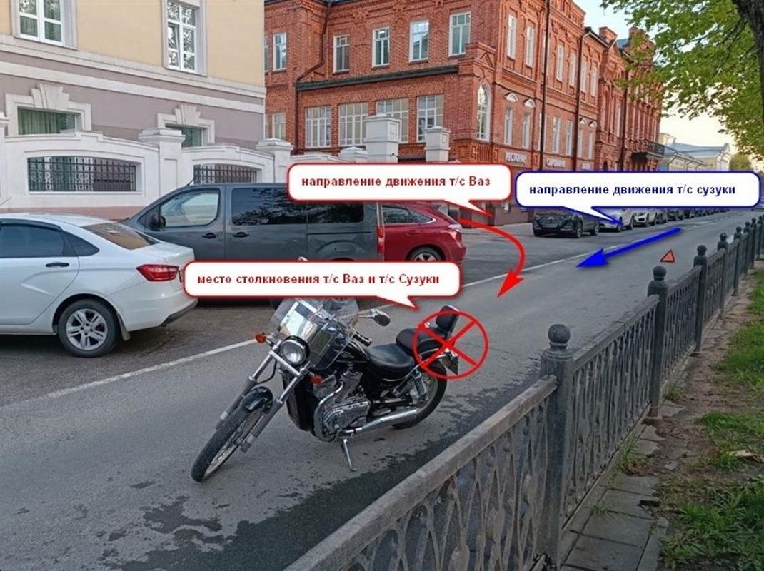 В ДТП в центре Костромы столкнулись автомобиль и мотоцикл: есть пострадавший
