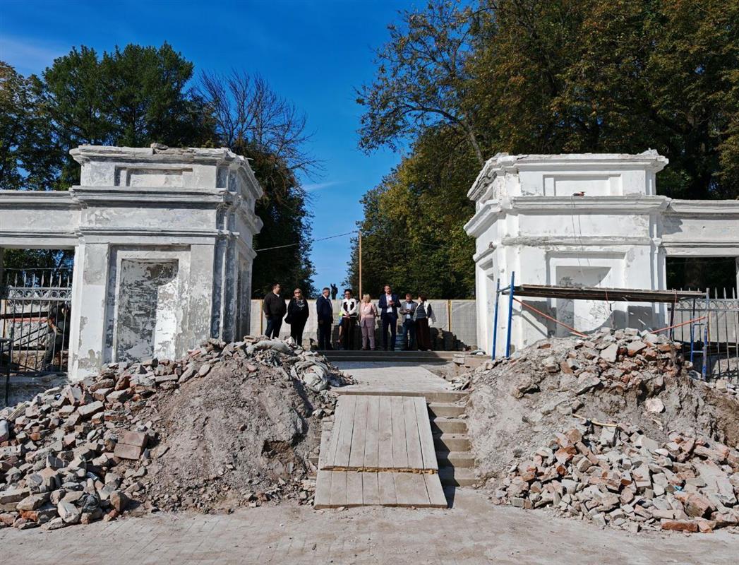 В Костроме продолжается реставрация входной группы Центрального парка 
