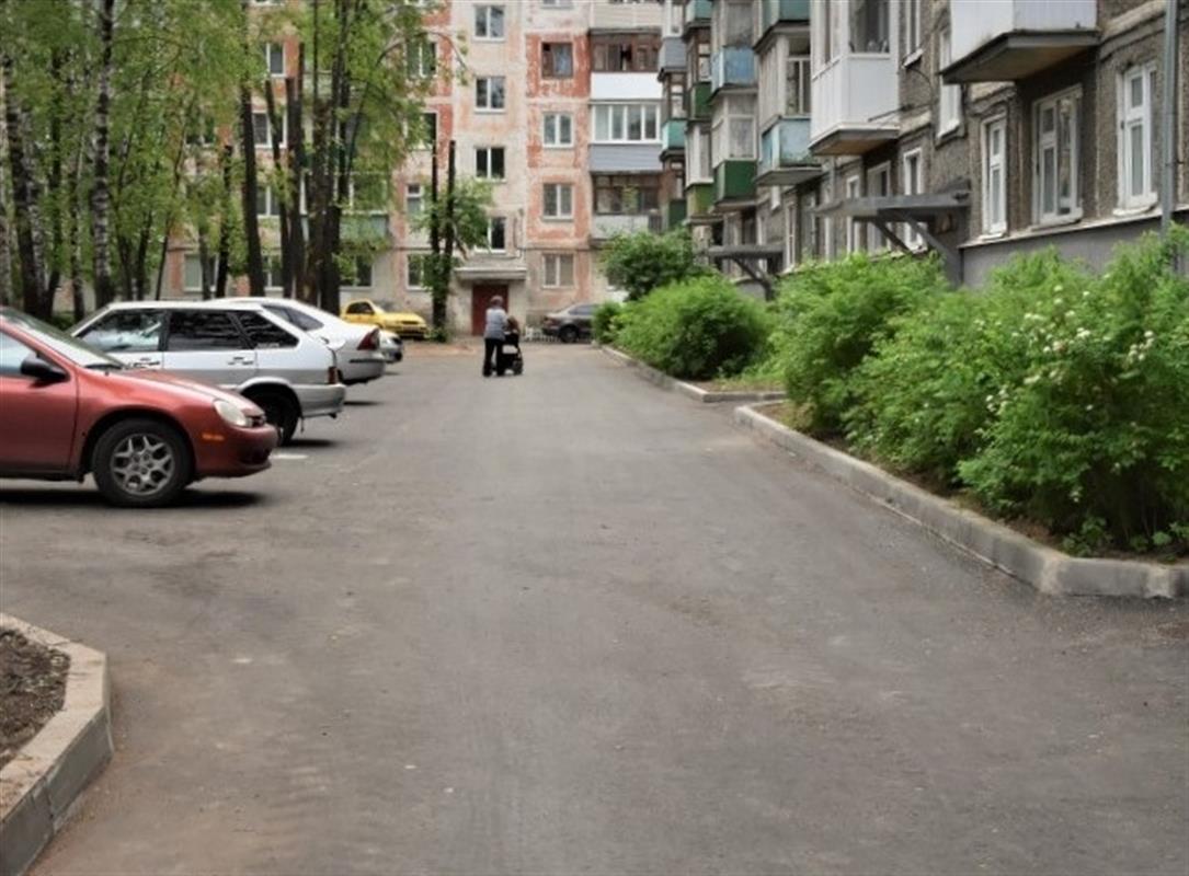 Ещё в 11 костромских дворах положили новый асфальт по нацпроекту
