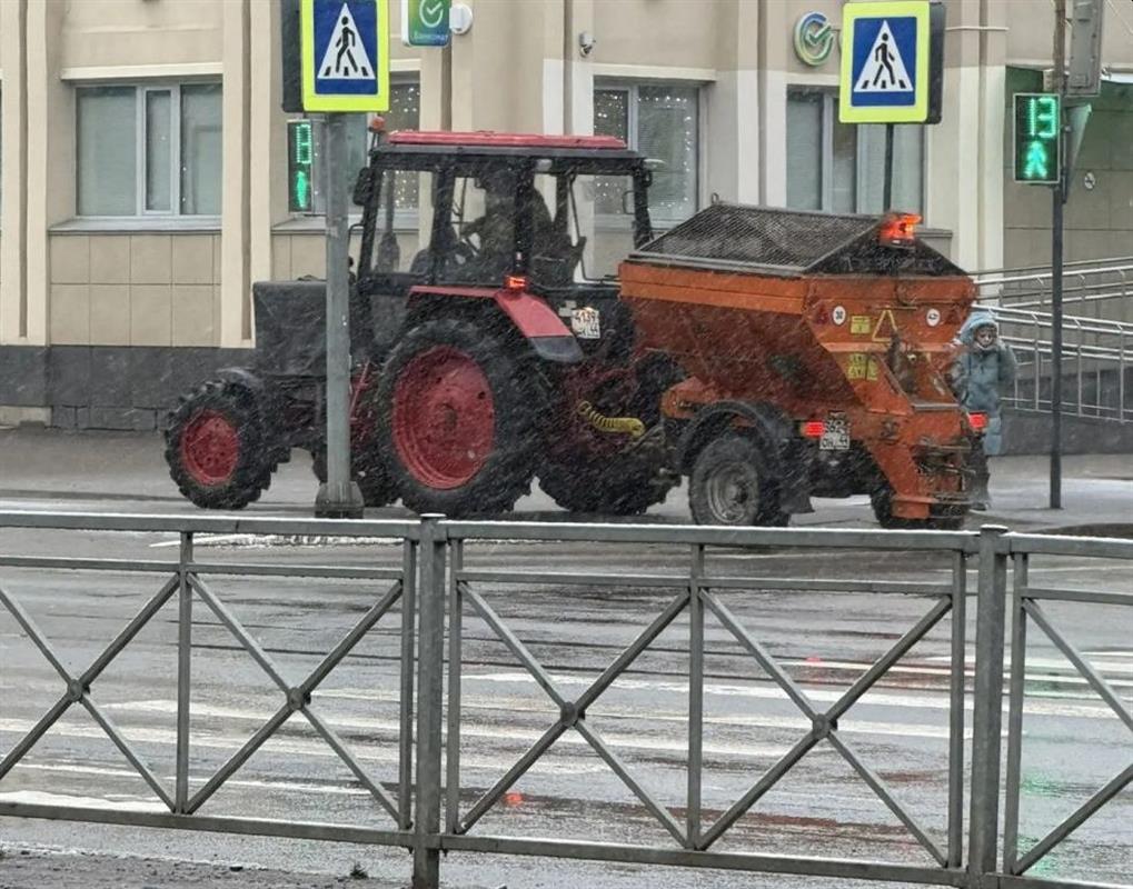 Из-за ухудшения погоды в Костроме усилена противогололёдная обработка дорог