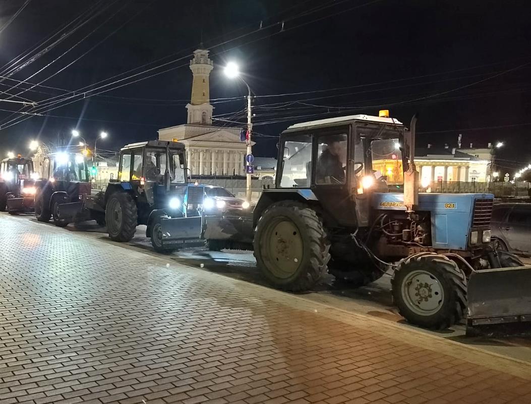 Костромские дорожники начали приводить в порядок улицы города после зимы
