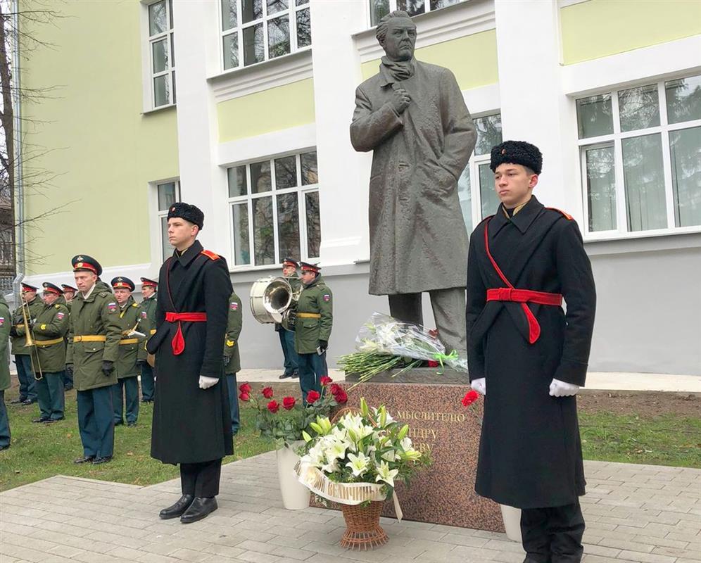 Памятник философу Александру Зиновьеву в Костроме открыли на новом месте
