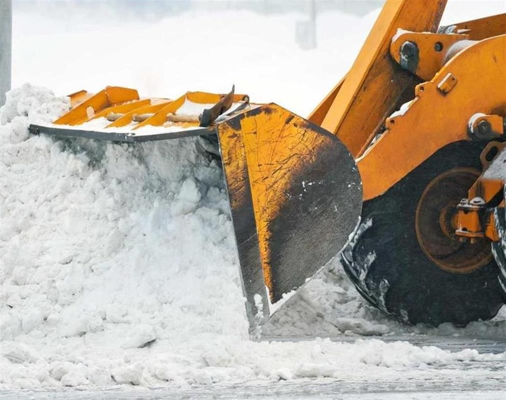 Дорожники обрабатывают костромские улицы от наледи и чистят от снега